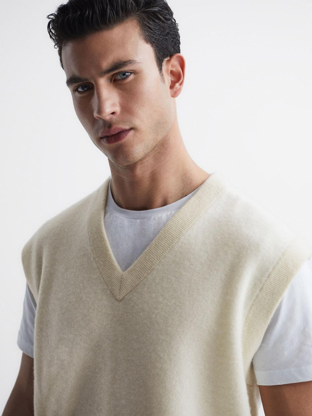 Reiss Knitwear | Fiji Wool Blend Sleeveless Knitted Vest Ecru - Men