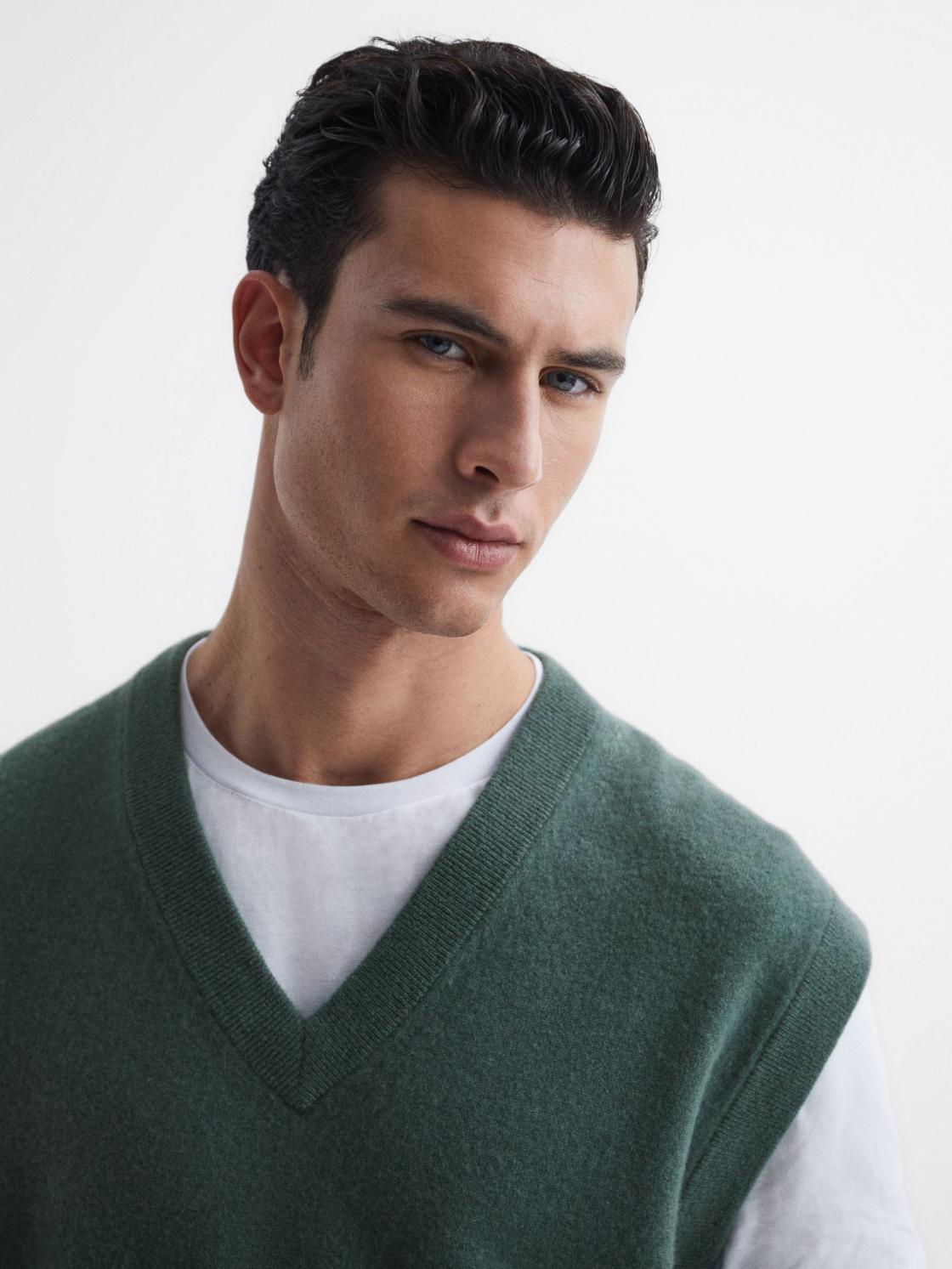 Reiss Knitwear | Fiji Wool Blend Sleeveless Knitted Vest Ecru - Men