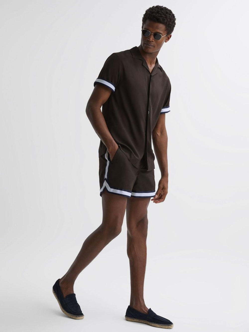 Reiss Shirts | Valbonne Reiss | Ché Contrast Cuff Cuban Collar Shirt Chocolate/navy - Men